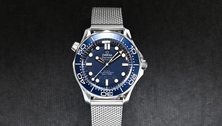 007繫列電影誕生的60周年之際歐米茄（OMEGA）推出海馬繫列300米潛水錶